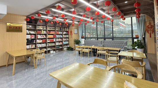通川区总工会职工书屋书香浓郁，为广大职工打造静心阅读、充实自我的文化阵地