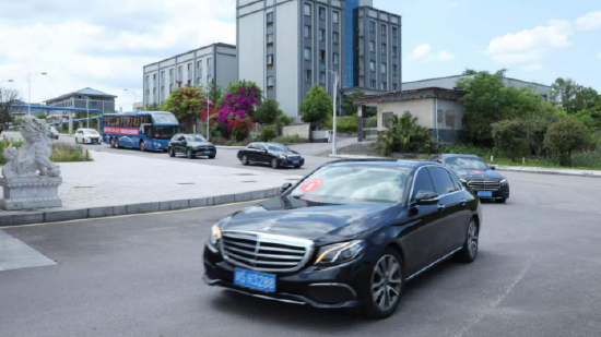 由6辆小轿车和1辆大客车组成的通川区民营企业观摩学习暨政银企资源对接座谈会服务车队