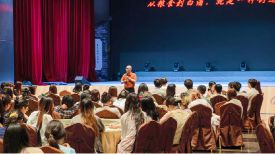 非遗大师与学生们面对面互动，讲解白酒文化与工艺