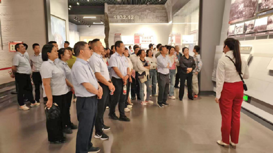 学生在神剑园战史馆参观学习