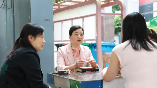 康春霞走访调研，与居民们耐心沟通