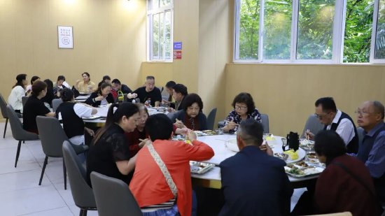 食堂内部明亮整洁、空间宽敞