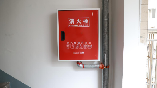 楼道干净整洁，老旧栏杆扶手已更换并新增设消防设施