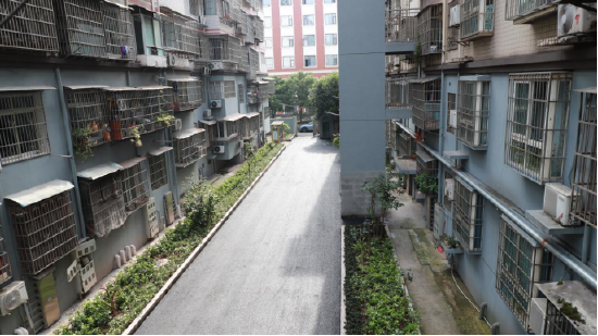 铺设后的路面干净整洁，小区环境质量得以提升