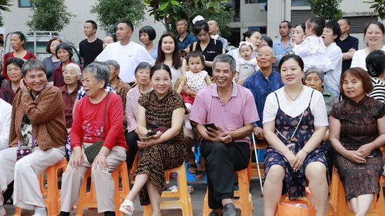 &nbsp;现场观众看得津津有味
