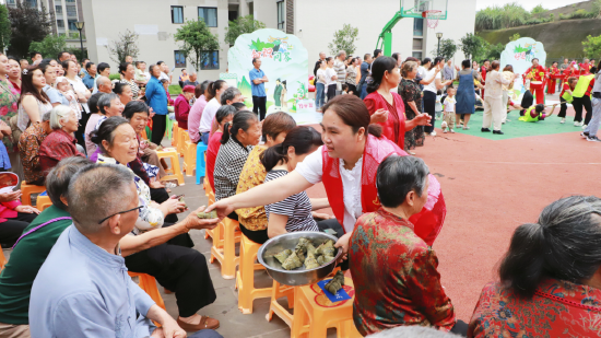 现场为居民发粽子