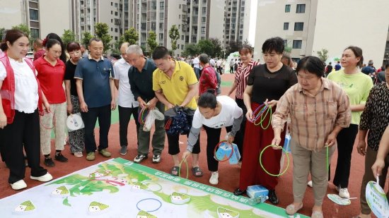 居民现场进行端午民俗互动体验