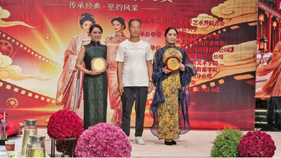 达州开放大学旗袍秀表演队获雅韵奖