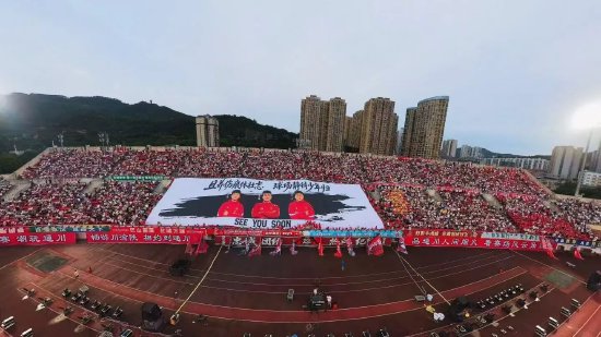 现场球迷拉起横幅致敬伤病球员