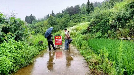 工作人员前往地质灾害隐患点位排查