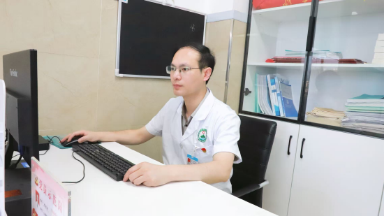 工作中的肖松林