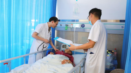 肖松林了解病人恢复情况