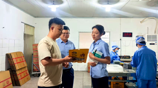 通川农行公司部客户经理叶秋霞、李洪兵上门了解灯影牛肉厂经营情况及资金需求，通过批量担保方式为客户办理流动资金贷款150万元