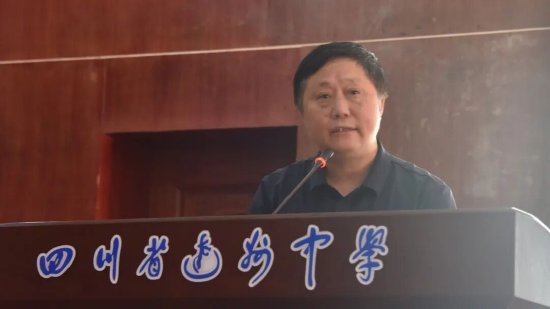 高2027届年级组负责人张敏