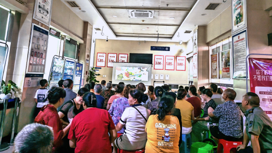 图为：广安分行在营业大厅开展观影活动
