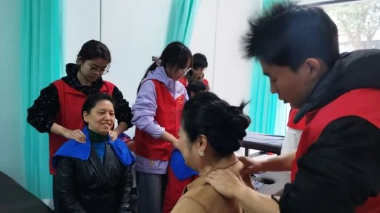高校志愿者们为社区居民服务