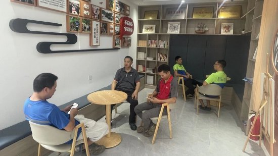 快递员、外卖员们在驿站休息