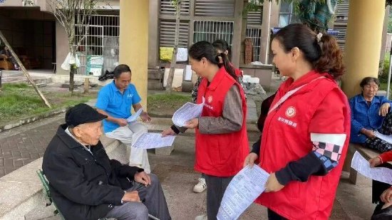朝阳街道政策宣传工作人员正在走访