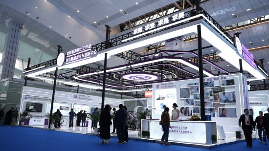 大会展会上的欧阳明高院士工作室展台