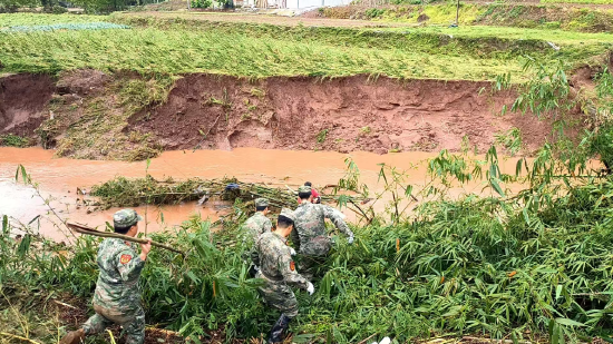 驻地解放军和民兵积极投身防汛抢险