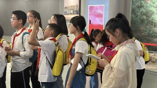 研学团在神剑园内感受红色文化