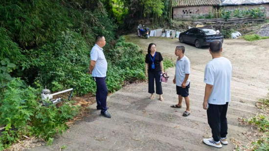 工作人员正在和村民了解用水情况