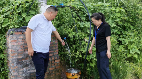巡察组在复兴镇九龙社区黄家山查看刚建成使用的深井