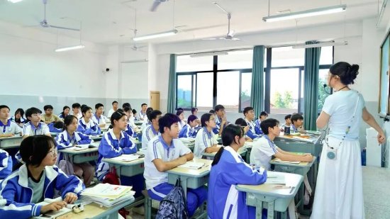学生们在新校区上课