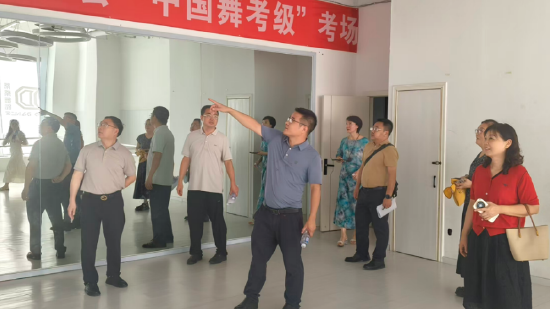 图为：验收组查看现场