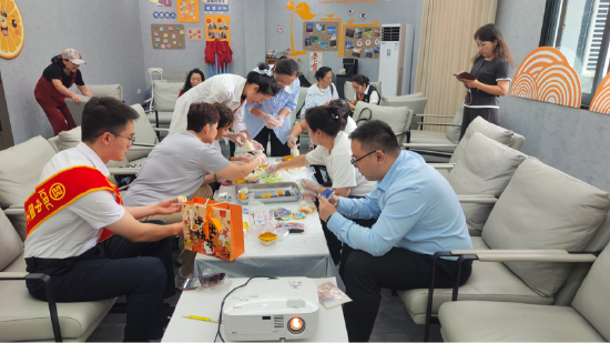 工行工作人员与客户相互配合完成月饼制作