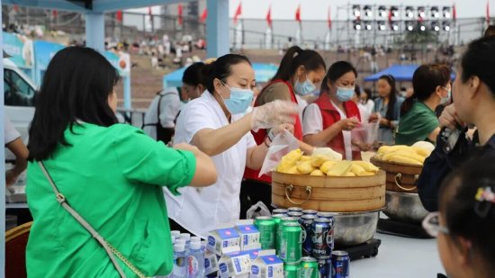市民在摊位面前进行购买