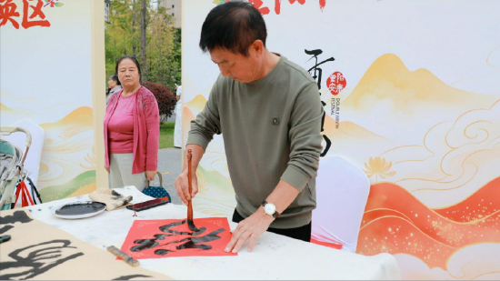 现场书法撰写并送给市民