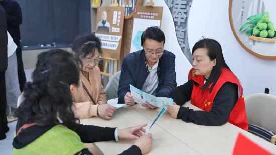 社区工作人员向居民讲解城市更新政策，面对面收集意见建议