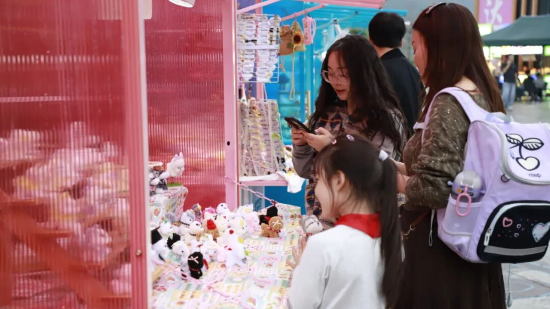 市民在摊位前选购手作