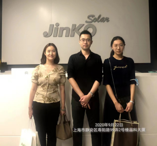 2020年9月朱诗华(左一)与同事在晶科能源核保