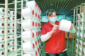 2月28日，在雅安荥经县俏佳人织业有限公司生产线上，工作人员正加紧生产准备发往湖北的口罩耳绳必备原料包覆纱。