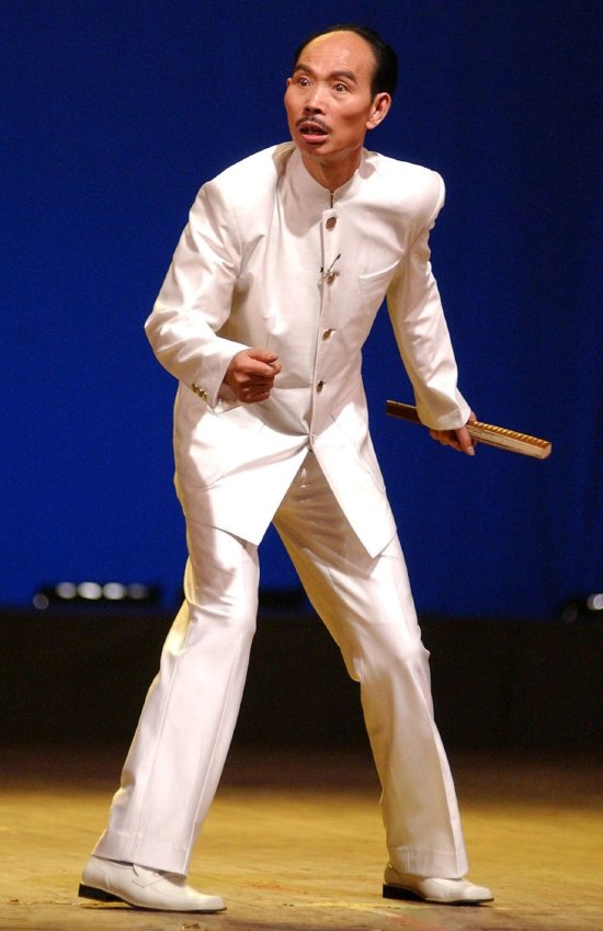 2002年，李伯清在锦城艺术宫表演散打评书（资料图 迟阿娟摄）