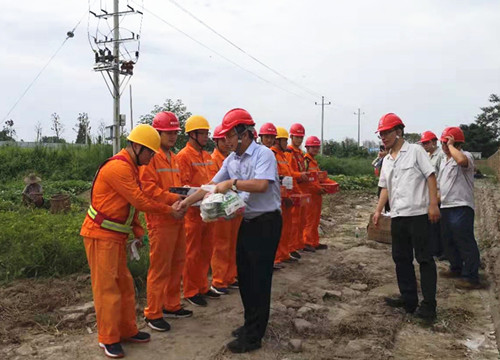 　向道泉、雷斌慰问带电作业班作业现场职工