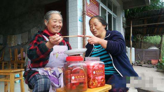 赵传莲向儿媳传授泡菜制作技巧