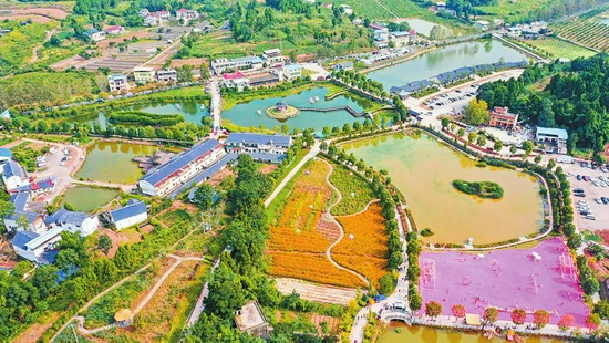 10月2日,遂宁市大英县蓬莱镇吊脚楼村绿山微湖度假村,吸引了各地游客前来体验民俗和民宿。近年来,当地通过乡村旅游等新产业新业态,助力乡村振兴。 刘昌松 摄(视觉四川)