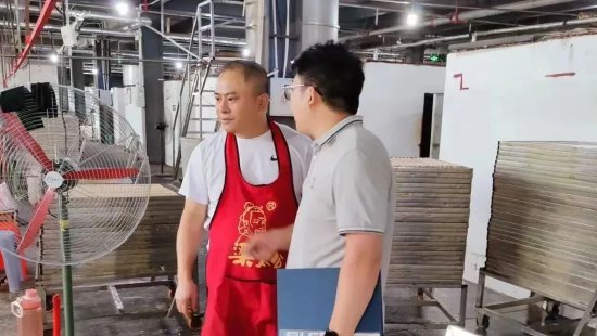 工作人員現場宣傳助企政策