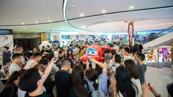 大朋友與小朋友紛紛與“樂迪”合影互動