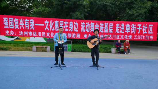 图为：草街子社区仙鹤广场开展“共建和谐社区，共建美好生活”主题宣传活动
