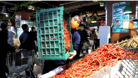 世纪隆超市罗浮店，市民正有序选购，超市工作人员忙于补货