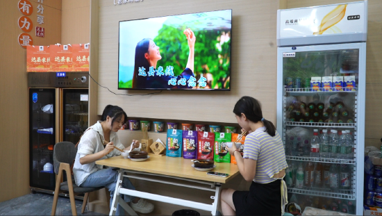 市民在“达县米线”门店就餐。