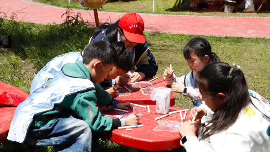 孩子们在户外兴趣课堂里开展春日美术写生活动