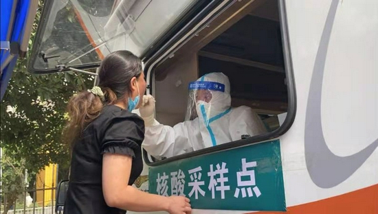 防疫人员在“移动核酸采样车”上为市民进行核酸采样（龙泉驿区委宣传部供图）。