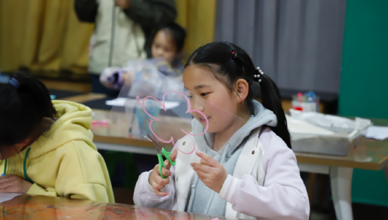 青少年宫美术教室里孩子们正认真做着手工