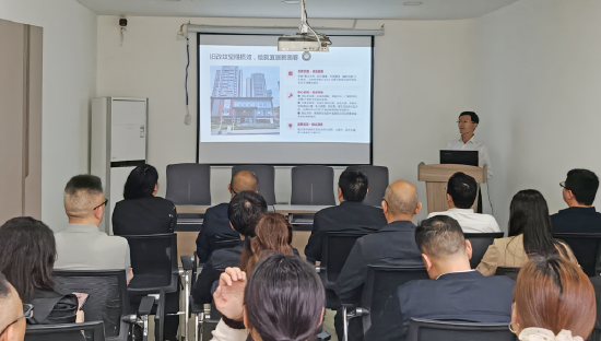 图为：社区书记汇报下步工作计划