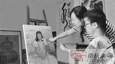 杨雪梅陪儿子画画。 受访者供图
